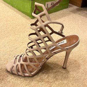 Steve Madden beige strappy dress shoe. Hugh heel. Ankle strap. Size 5.5